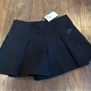 NWT 🍃 NIKE WOMENS Pleated High Rise Tech Fleece Shorts - black Preppy vibes Y2K